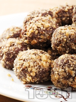 Шоколадови трюфели (домашни бонбонени топчета) от бисквити и орехи с пълнеж от ром, масло и пудра захар - снимка на рецептата